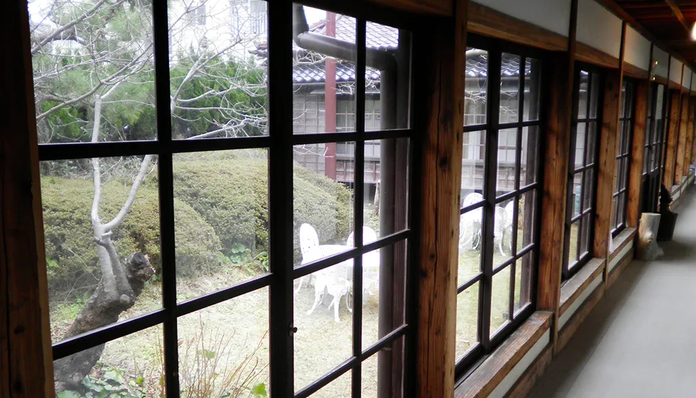 館内から美しい庭を望みます。