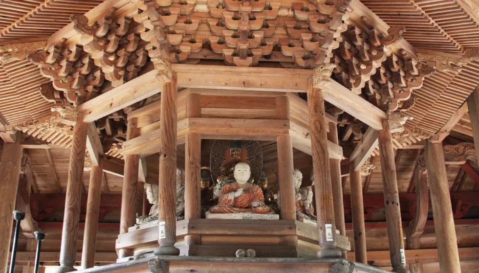 八祖堂には大日三尊と八祖大師を祀る八角厨子が設置されています。