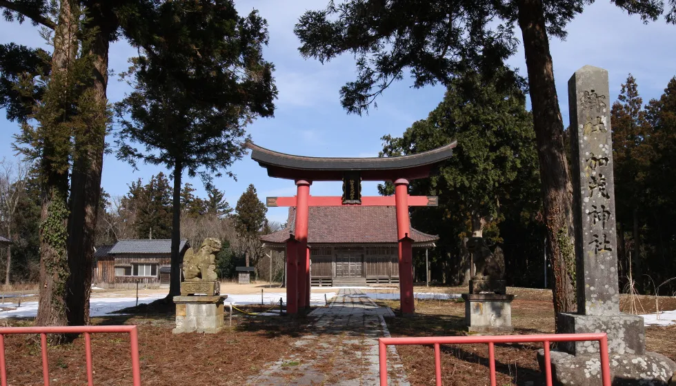 栗野江地区の小高い丘の上に建っています。