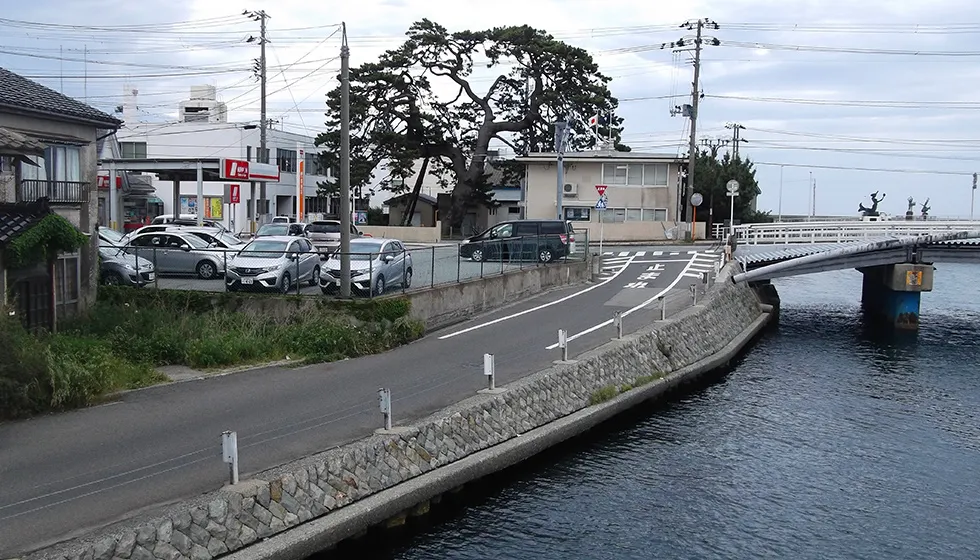 海上からも良く見える両津橋の近くに立っています。
