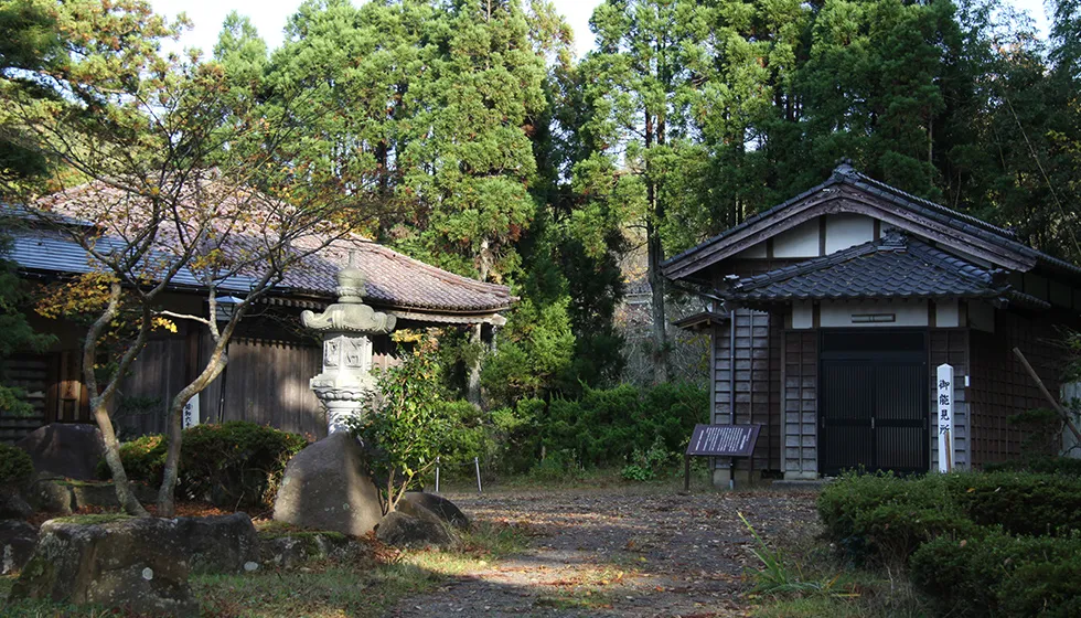 「天覧能演能跡」をはじめとする石碑や記念樹がある庭。