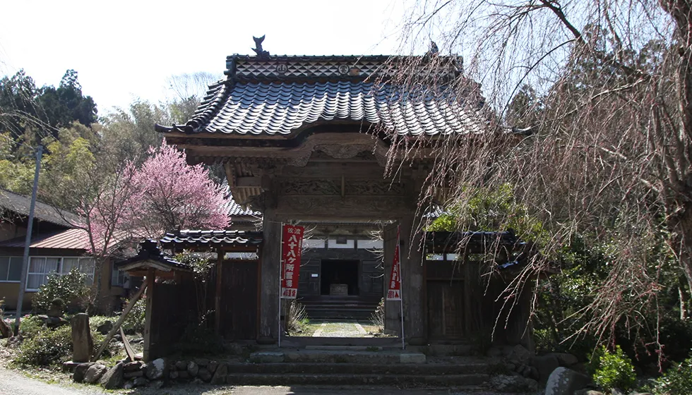 真言宗豊山派の寺院、山号は陽雲山