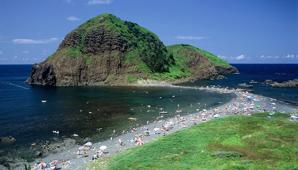 二ツ亀海水浴場へ下りられます。