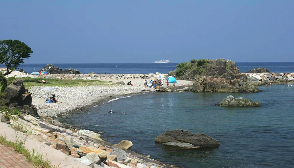 磯遊びも楽しめる「赤亀・風島なぎさ公園海水浴場」