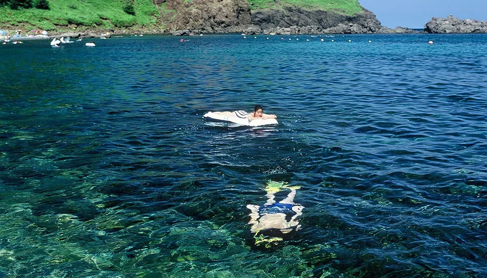 高い透明度を誇る二ツ亀海水浴場