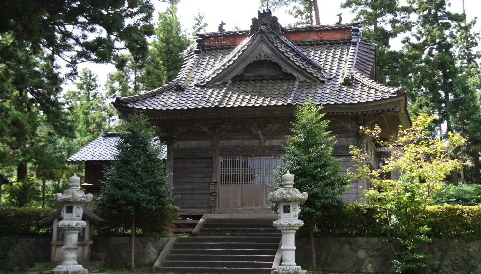 加茂湖を望む高台に建っています。