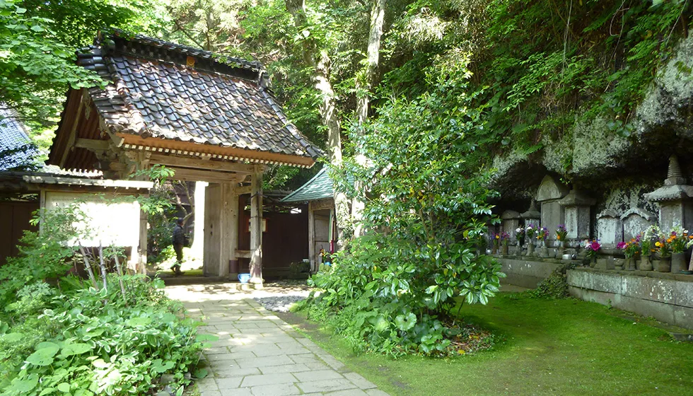 山門の横には称光寺川が流れています。