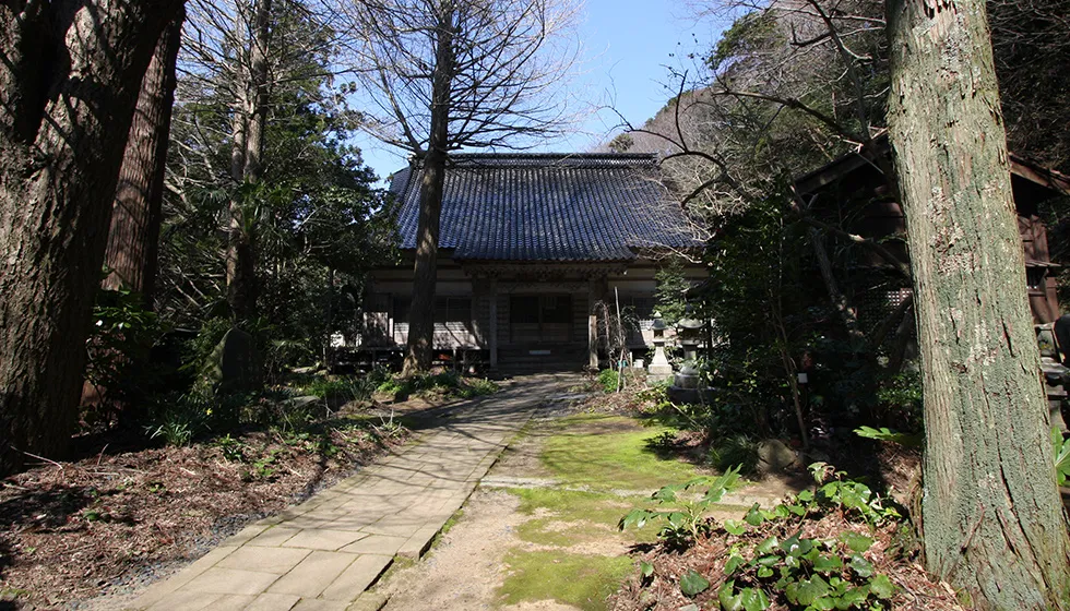 檀家の人々が毎日、お墓に花を供えます。
