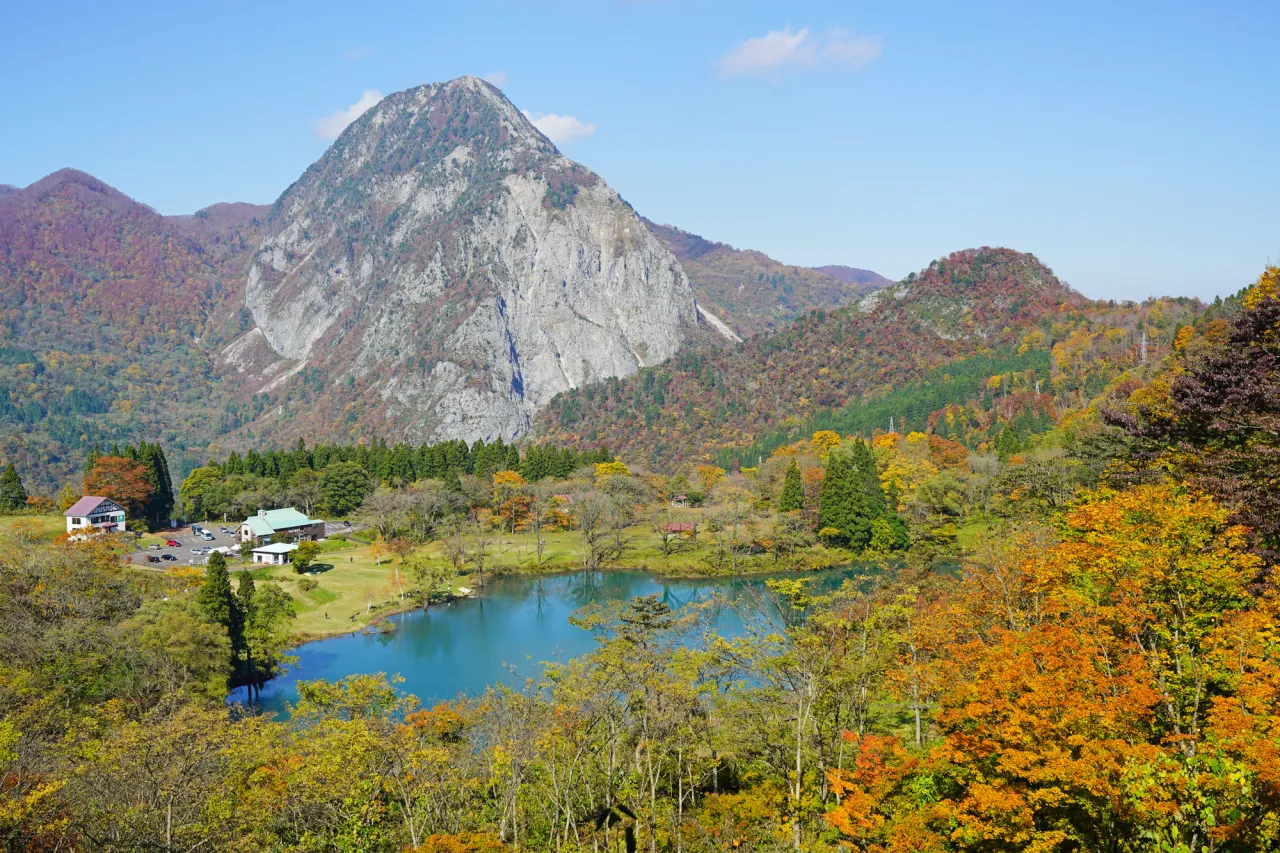 まるで絵画!「明星山」と「高浪の池」