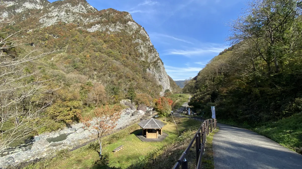 紅葉で色づく小滝川ヒスイ峡と明星山
