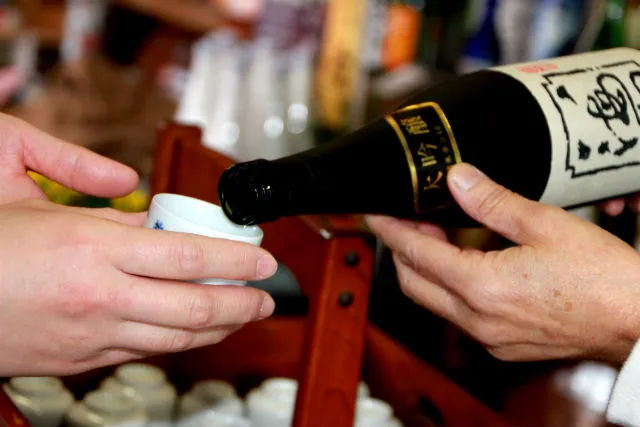 本場の新潟で利き酒師から学ぶ、日本酒試飲体験!ぐいのみ付き