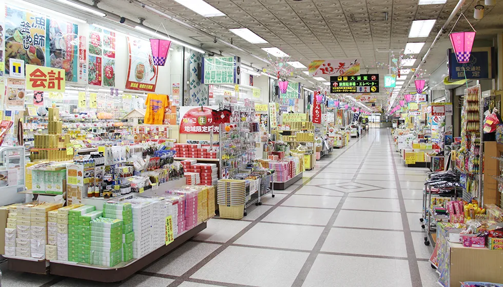 おみやげ商店街としては県内最大級。