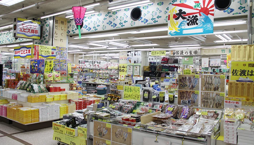 通路の両側に老舗土産店が並んでいます。