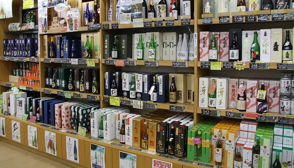 佐渡の地酒も各種そろっています。
