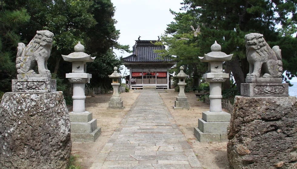 鳥居の先に本殿が鎮座しています。