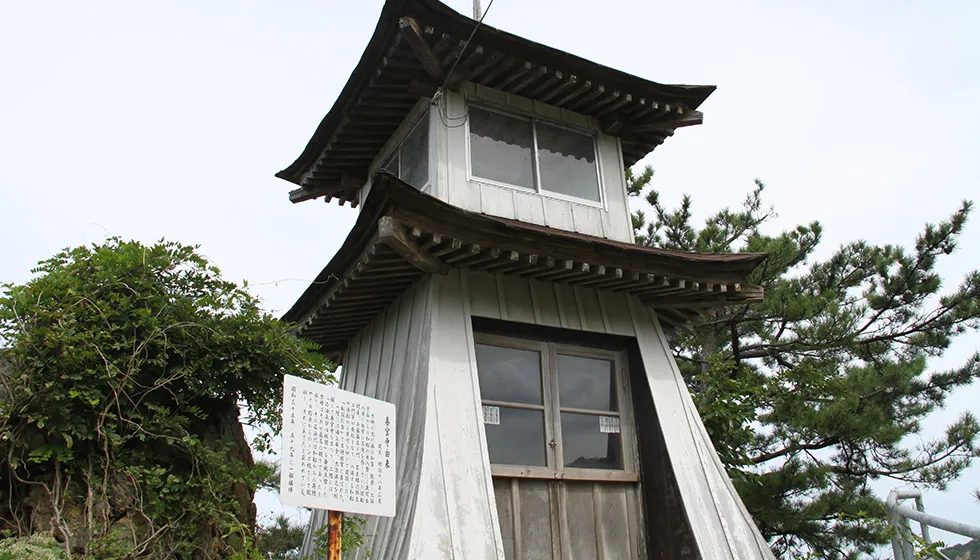神社裏手には善宝寺(廻船時代の私設灯台)があります。