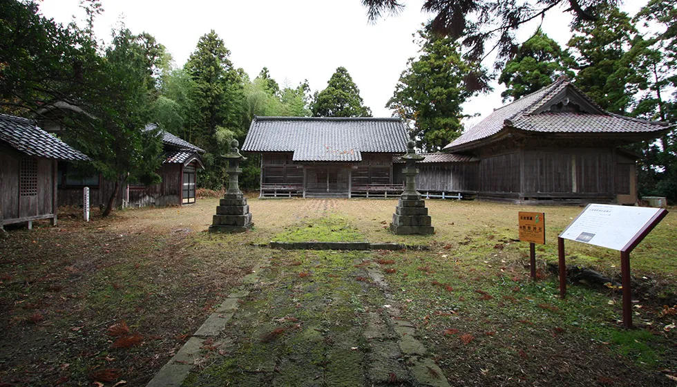 静かな田園地帯の神社です。