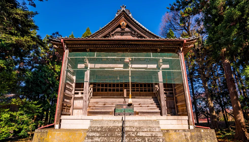 拝殿裏手の本殿。「見ざる・言わざる・聞かざる」の三猿像がいます。