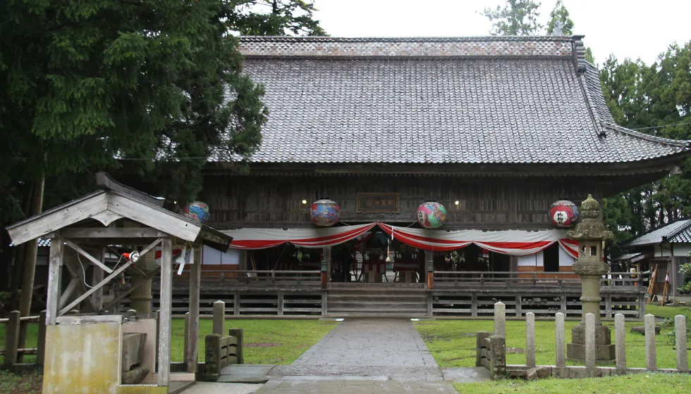 山王まつりでは、地区内の山王7社7基の神輿が拝殿にそろいます。
