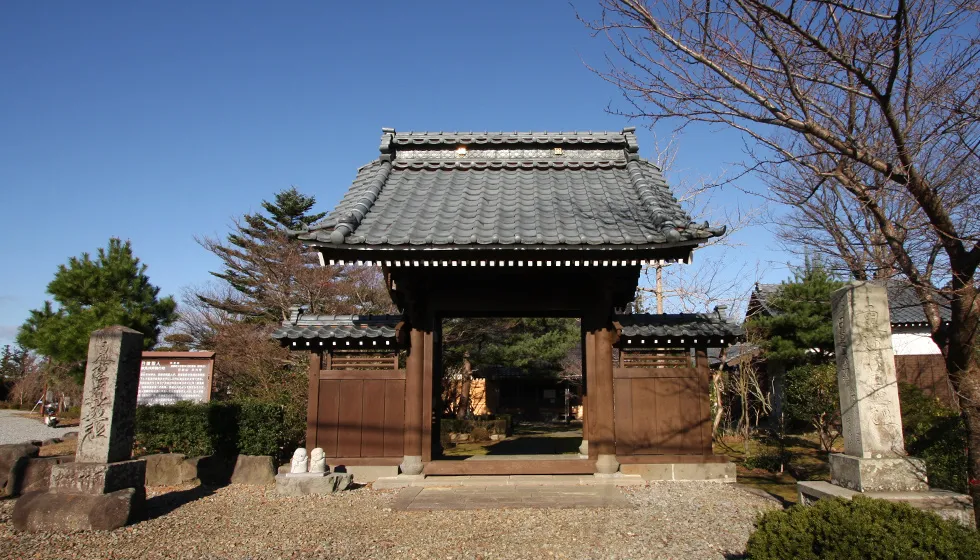 日蓮宗の寺院、山号は日朗山。