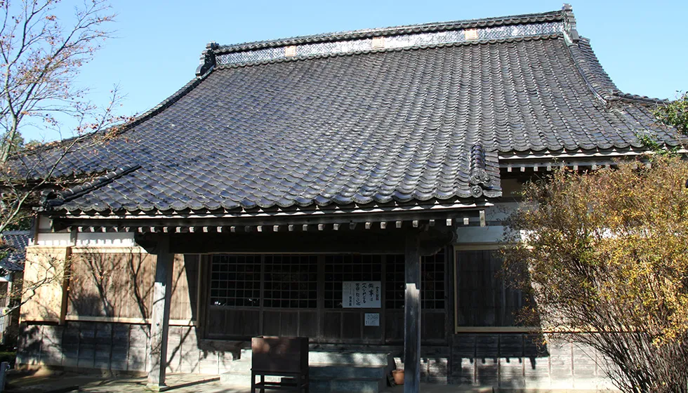 旧後山小学校向かいに建っています。