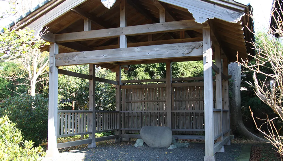 赦免状を読む際に日蓮聖人が腰掛けたと伝わる「赦免石」。