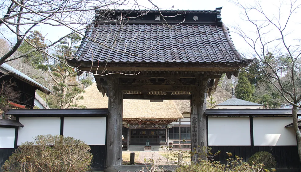 仁王門を下った先に漆喰壁の山門があります。