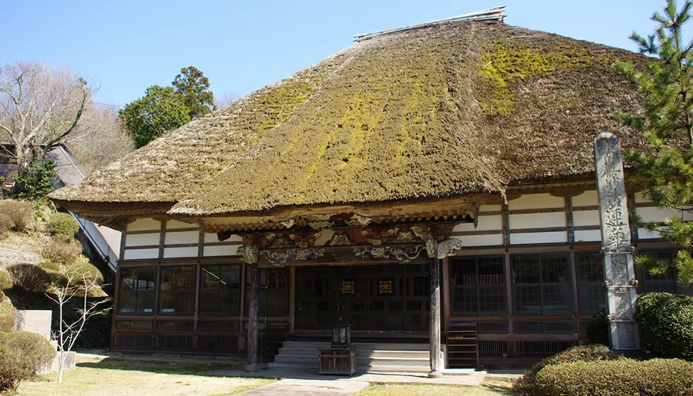山門正面にある本堂はどっしりとした茅葺屋根。