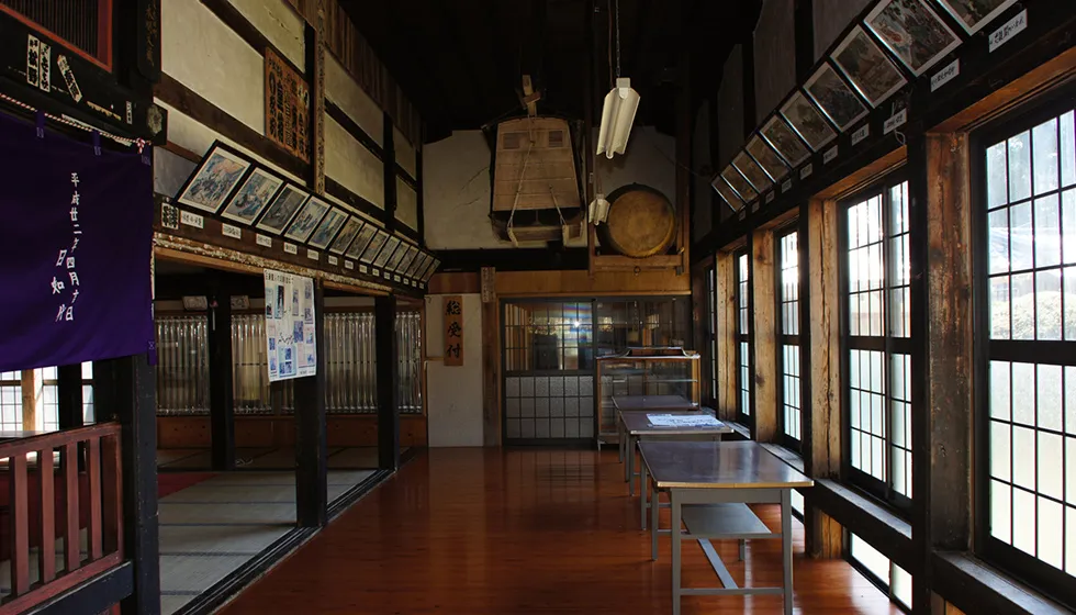 日蓮聖人筆と伝えられる「大曼陀羅」をはじめ、数々の寺宝を有します。