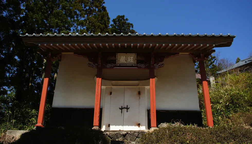 宝蔵と並んで経蔵が建っています。