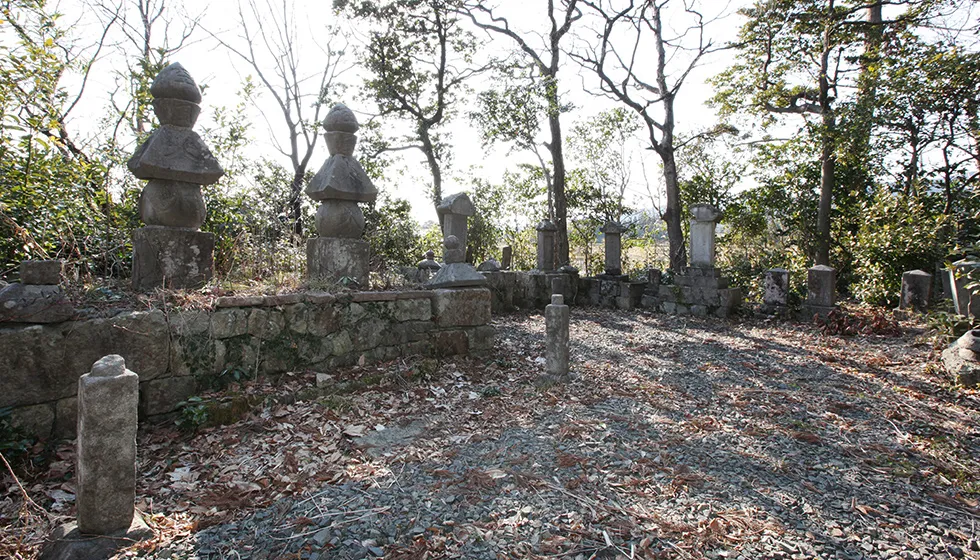 山師・秋田権右衛門家の墓。