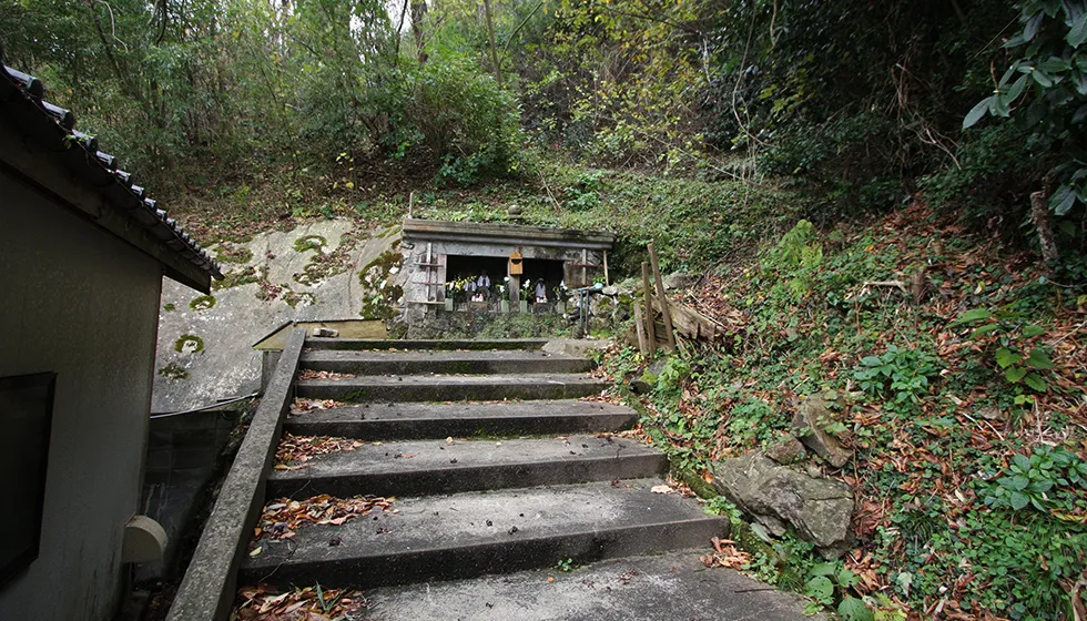 石段の先に目洗い地蔵が見えてきます。