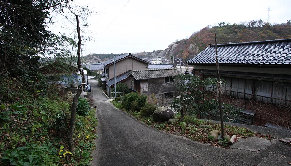海を望む達者集落の一角にあります。