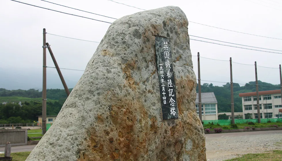 記念塔の前には高千の海が広がっています。