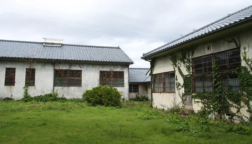 施設は事務所棟、炊事・倉庫棟、居房棟の3棟で構成されています。