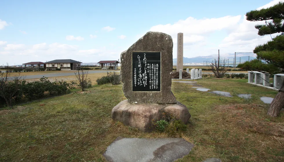 「順徳上皇の稗粥物語碑」粥の献上に対して即座に歌を詠まれたエピソードを伝えます。