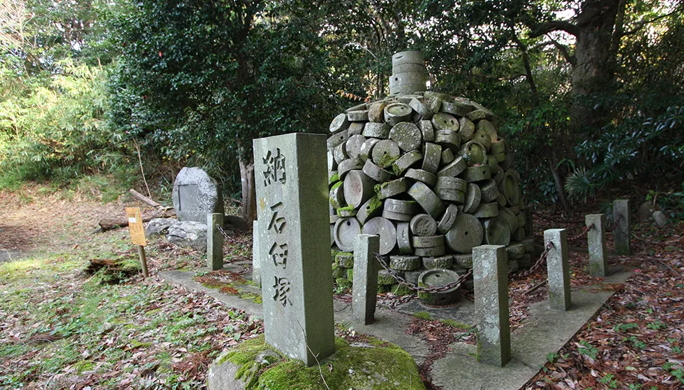 小泊は石製品の移出で栄えた土地でした。