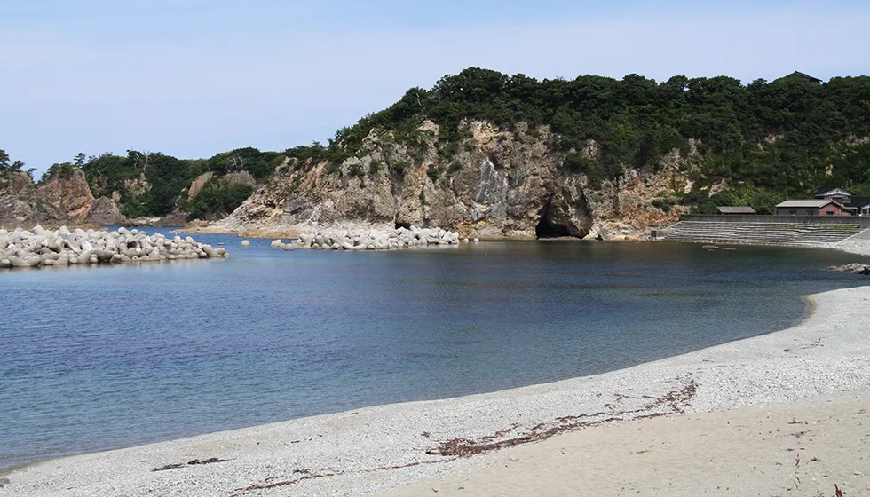 透明度に優れた人気の海水浴場。