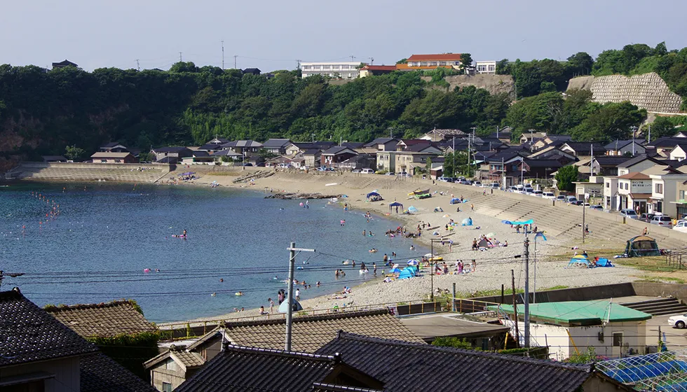 海水浴シーズンには静かな入江にパラソルの花が咲きます。