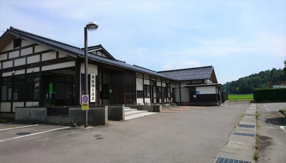県道から牛尾神社脇の川沿いを進みます。