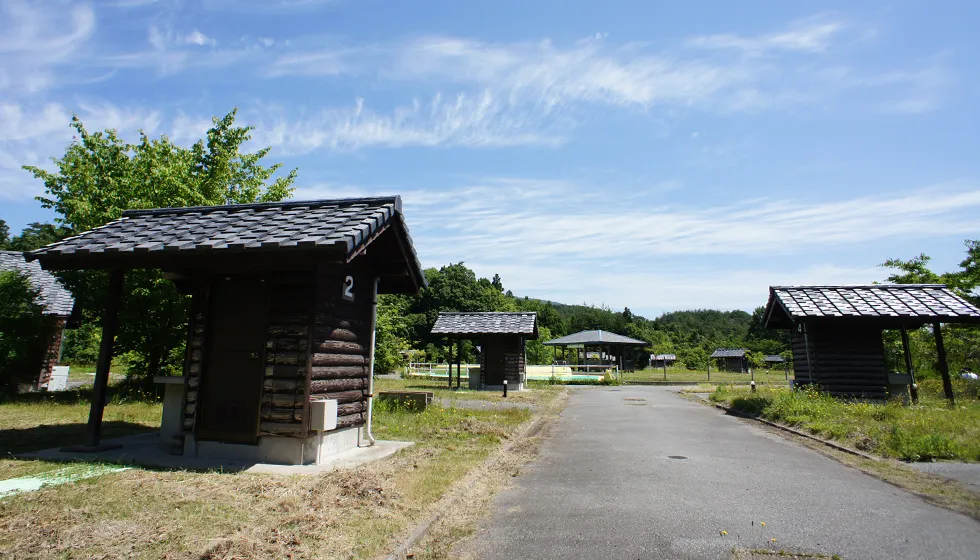サイトごとに、洗い場・電源コンセント・洋式トイレが設営されています。