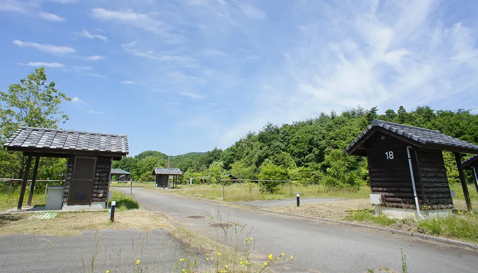 ダム湖に近い山の中腹に位置します。