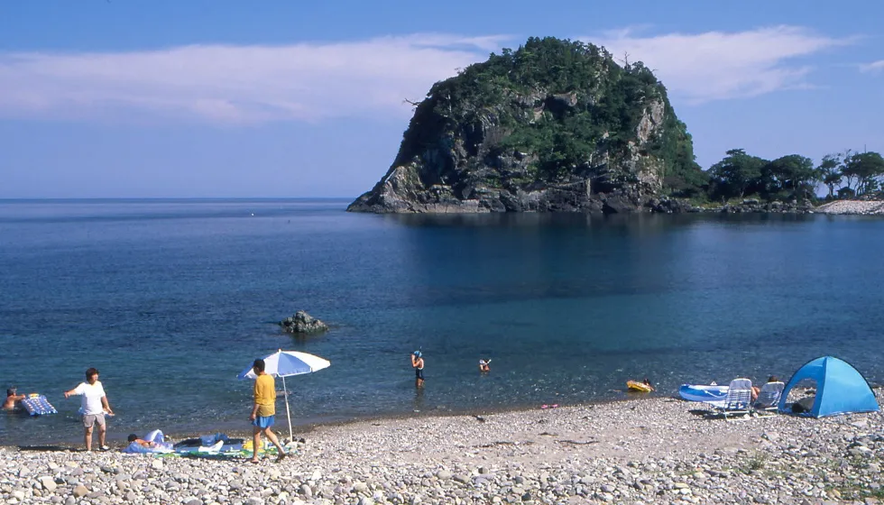 ビーチから望む風島弁天