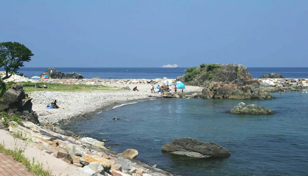 磯遊びも楽しめる海水浴場です。