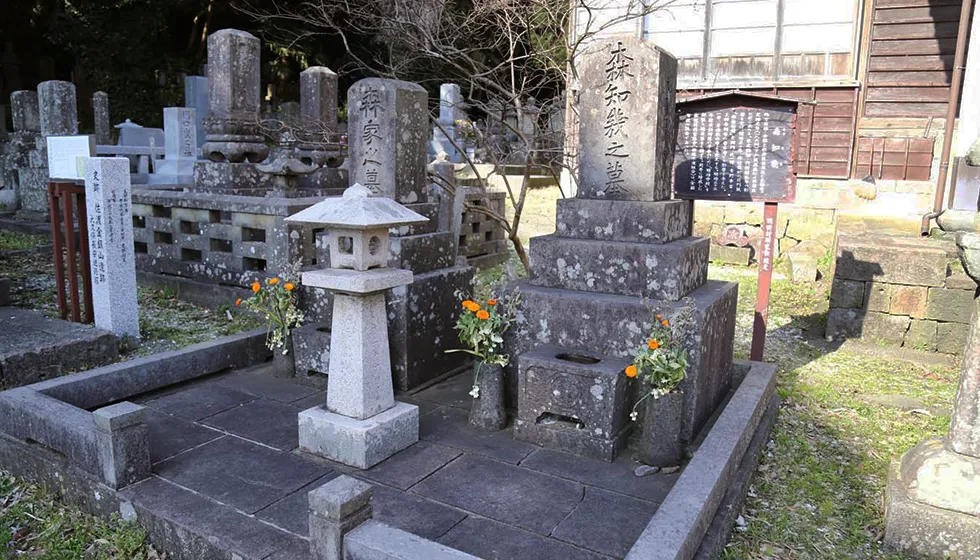 佐渡初の本格的新聞「佐渡新聞」主筆・森知幾の墓碑