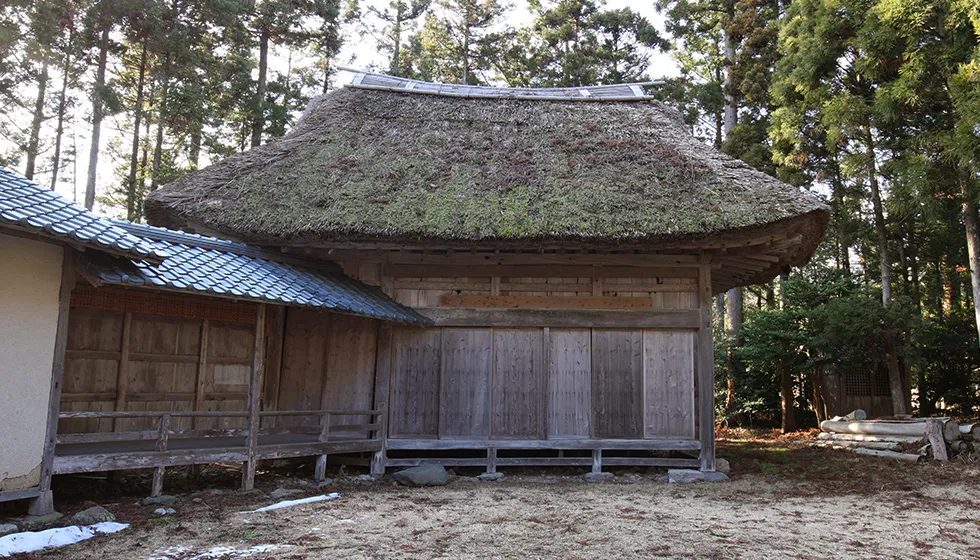 社叢に守られるように建つ能舞台