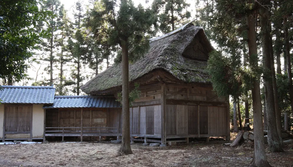 橋掛かりが本舞台と鏡の間をつないでいます。