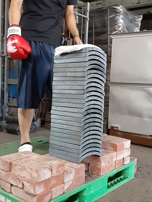 安田瓦を割る体験