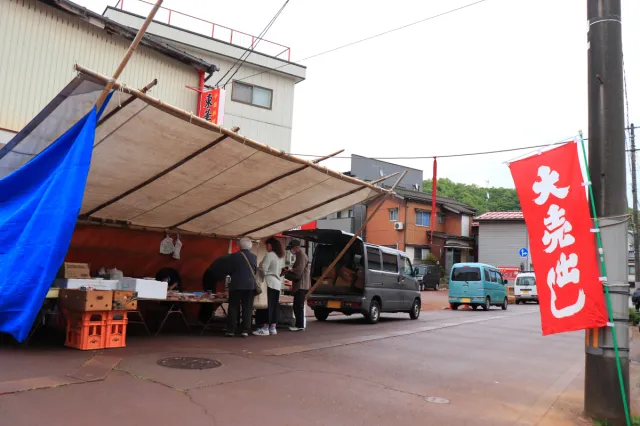 見附市定期露店市場「ふるさと朝市」(見附地区「一・六市場」、今町地区「三・八市場」)