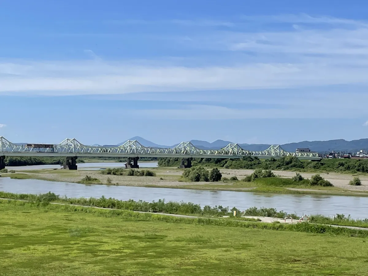 水道公園の土手から眺める長生橋